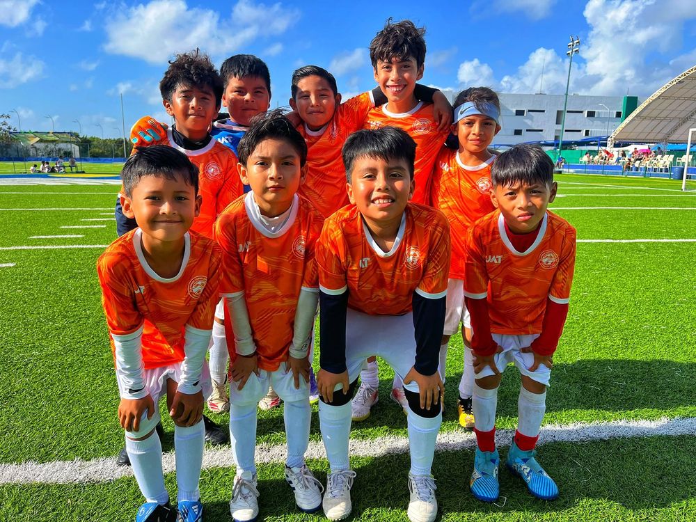 Equipo del Corre Cancún posando en la cancha