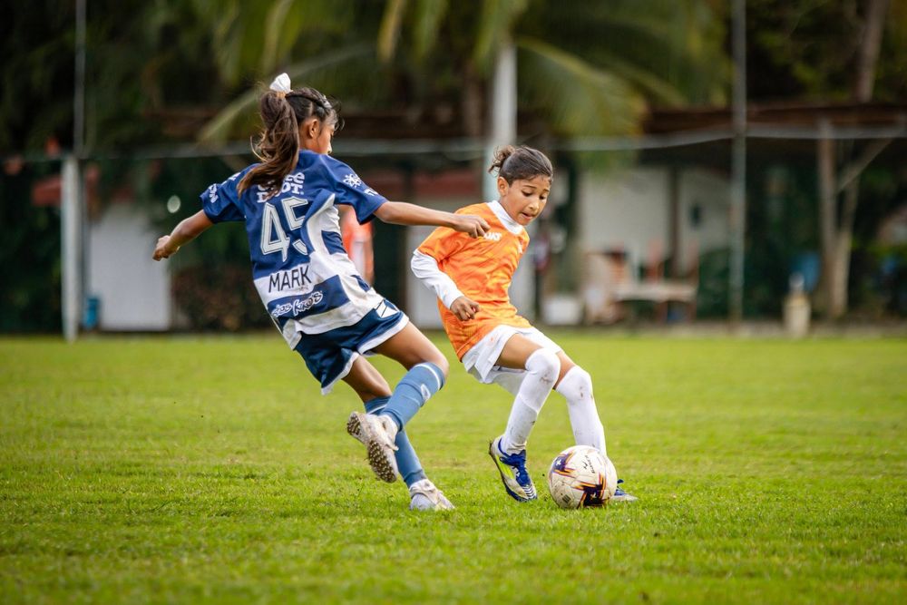 Jugadora del Corre Cancún disputando el balón en un partido