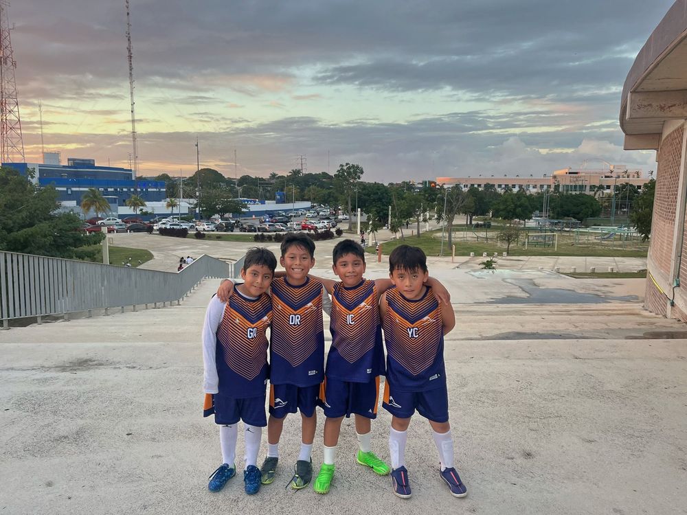 Jugadores del Corre Cancún en un atardecer